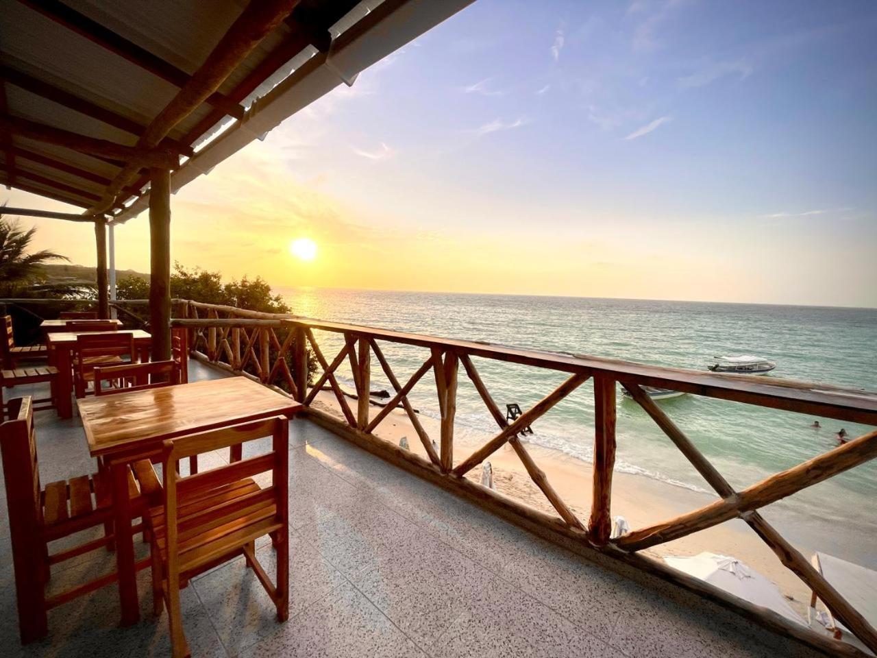 Mandala Beach Club Hotel Pendales Bagian luar foto