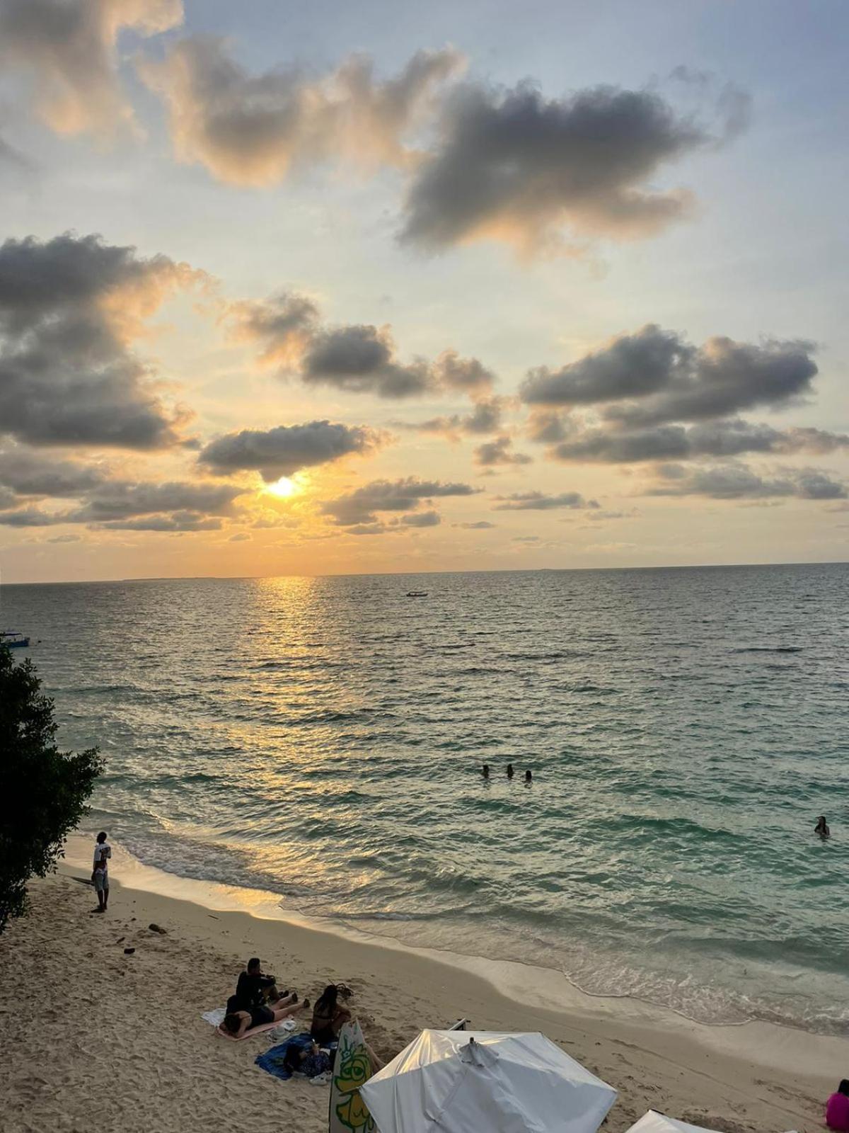 Mandala Beach Club Hotel Pendales Bagian luar foto